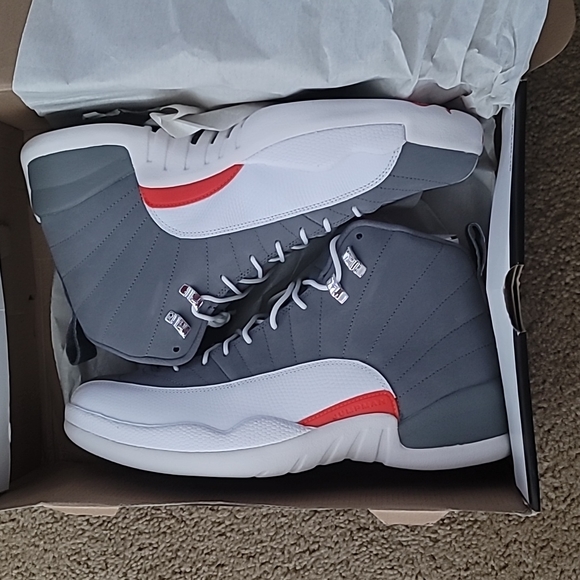 Air Jordan 12 Retro - Picture 2 of 10